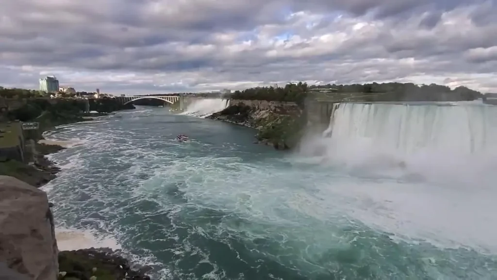 Niagara falls tour image water comings from falls